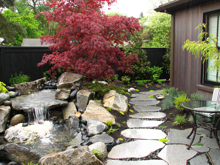 cascade de jardin -pierres-naturelles-érable-japon-allée-dalles