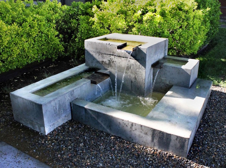 cascade jardin -moderne-béton-style-minimaliste-bordure-buis