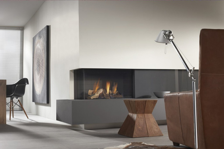 cheminee moderne -murale-vitre-habillage-gris-graphite-fauteuil-cuir-marron-table-basse-bois-massif
