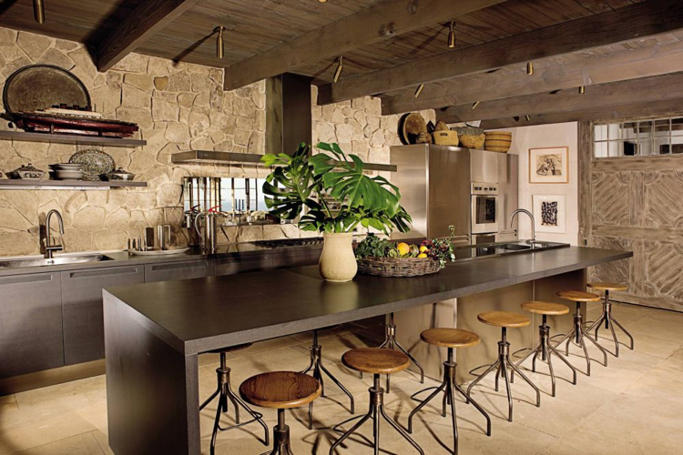 cuisine rustique moderne-plafond-bois-déco-murale-pierre-parement-bar-petit-déjeuner-bois-chaises-bar-style-industriel