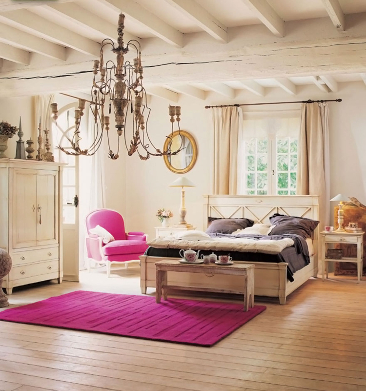deco maison de campagne -chambre-coucher-plafond-bois-armoire-ancienne-blanche-lustre-vintage-tapis-magenta