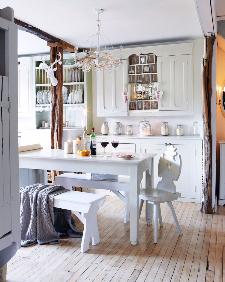 deco maison de campagne -cuisine-blanche-placard-blanc-parquet-bois-table-bancs-lustre-vintage