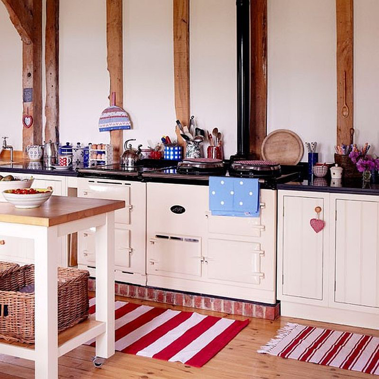 deco maison de campagne -cuisine-déco-planches-bois-armoires-bois-blanc-tapis-rouge-blanc