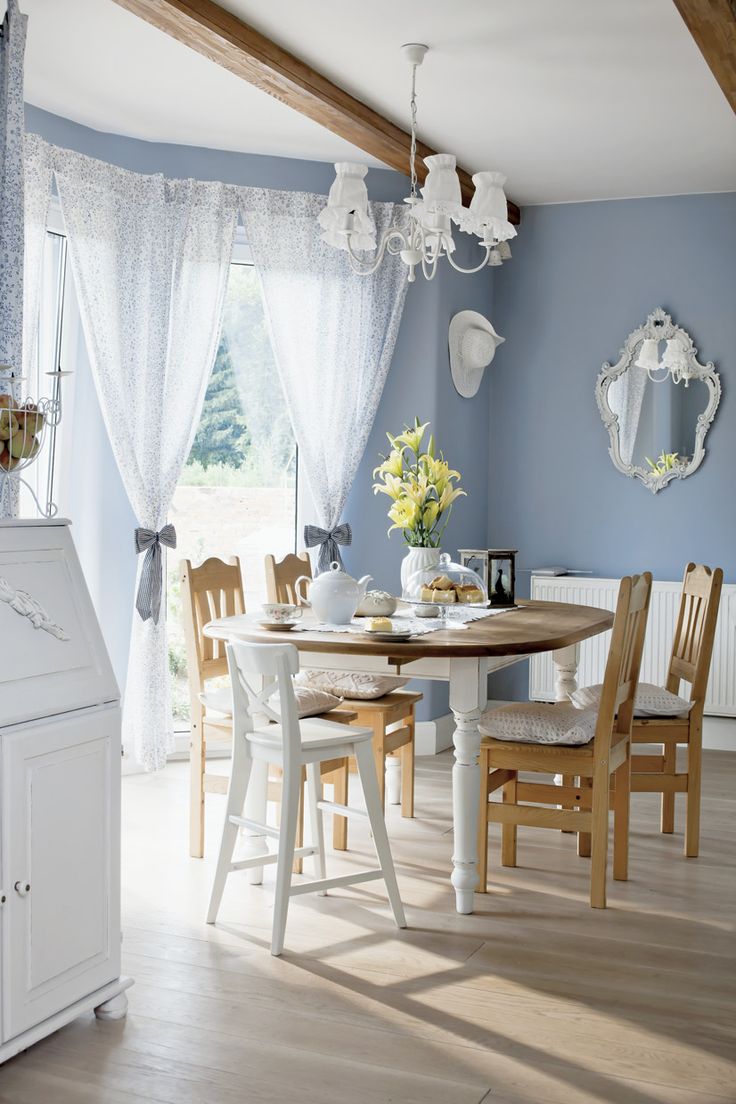 deco maison de campagne -salle-manger-peinture-bleu-pastel-mobilier-bois
