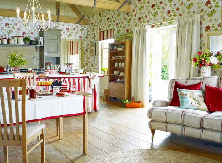 deco maison de campagne -salle-séjour-mobilier-bois-papier-peint-motif-floral-poutres-apparentes