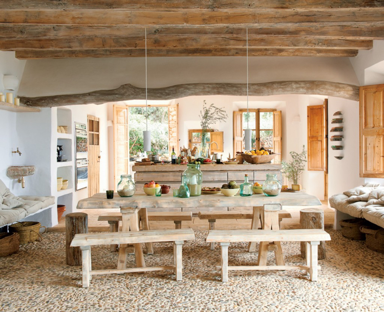 deco maison de campagne -table-bancs-bois-massif-sol-mosaique-pierres-plafond-poutres-apparentes