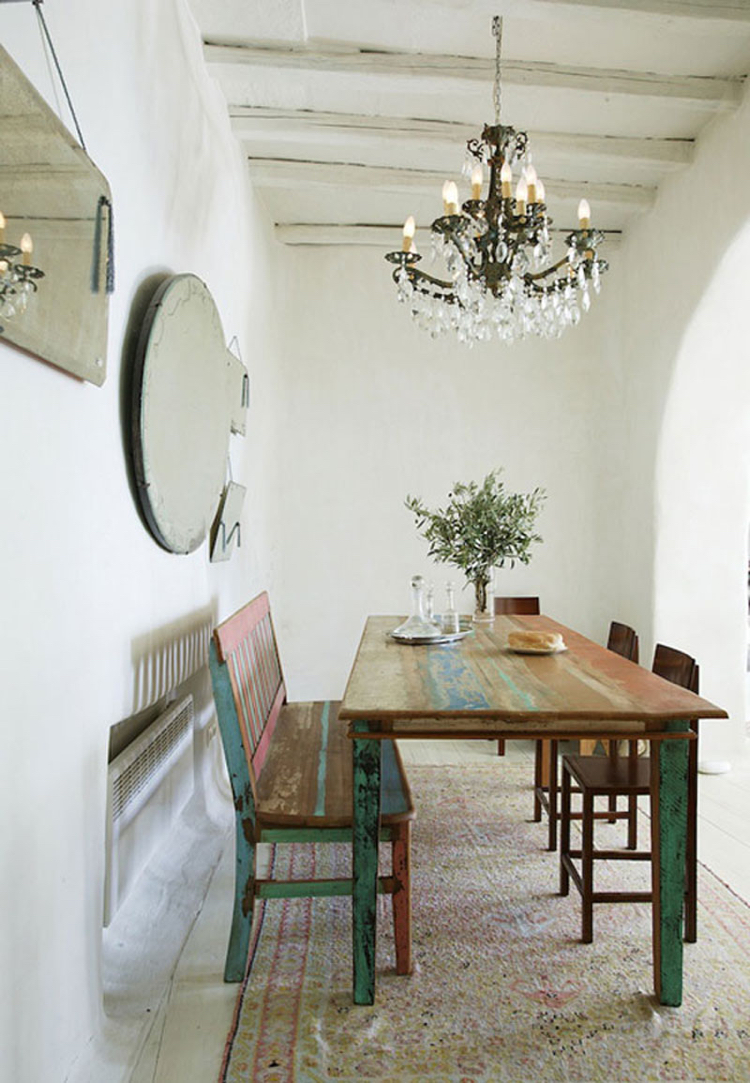 deco maison de campagne -table-manger-bancs-récup-lustre-vintage-peinture-blanche