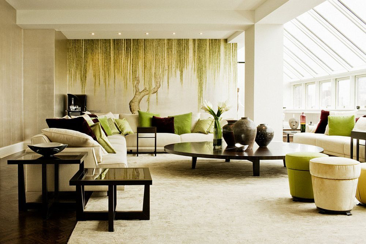 decoration zen -salon-couleurs-neutres-fresque-murale-bouleau-table-basse-ronde-coussins-verts
