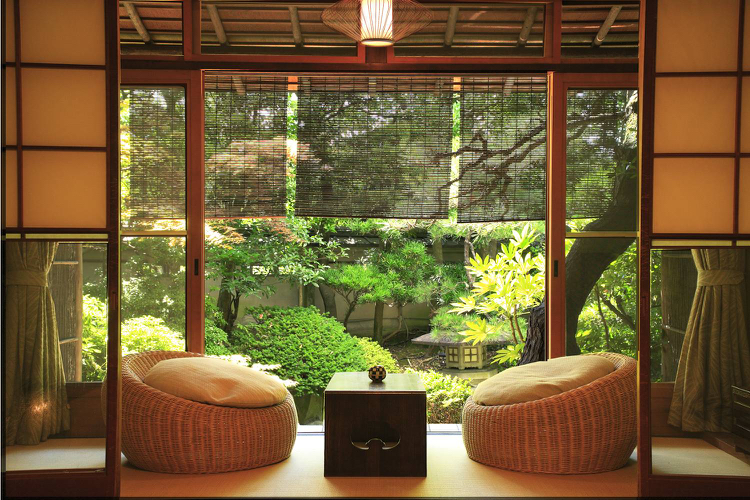 decoration zen -stores-bambou-fauteuils-osier-vue-jardin