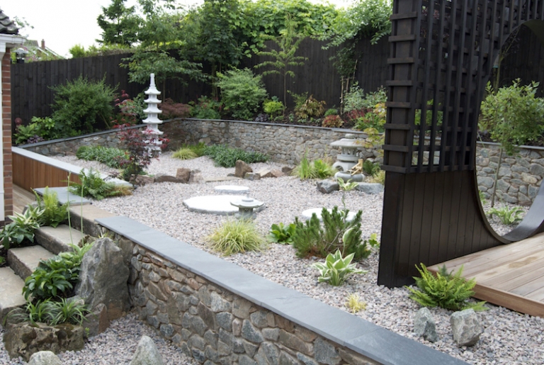 décoration jardin japonais contemporain-gravier-pagodes-plantes