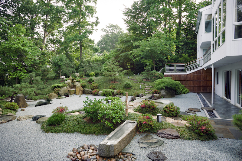 décoration jardin japonais fontaine-bambou-pierre-gravier-ratissé