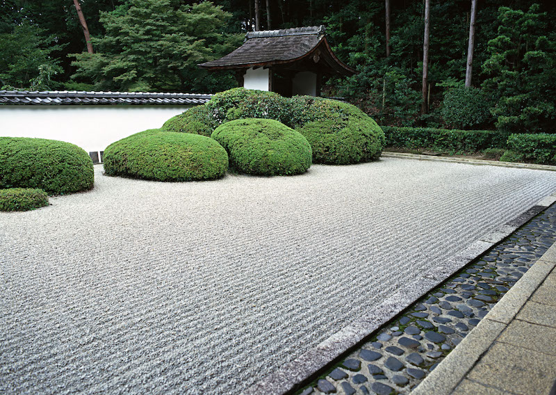 décoration jardin japonais minimaliste-sable-ratissé-roches-mousse