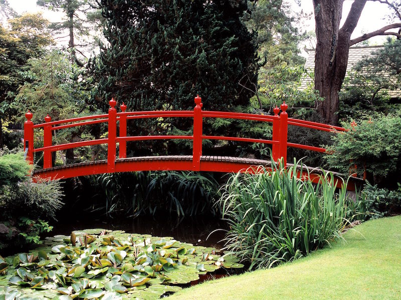 décoration jardin japonais zen-étang-pont-peint-rouge-écarlate