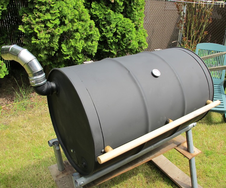 fabriquer un barbecue baril-noir-mat-pieds-strucutre-bois