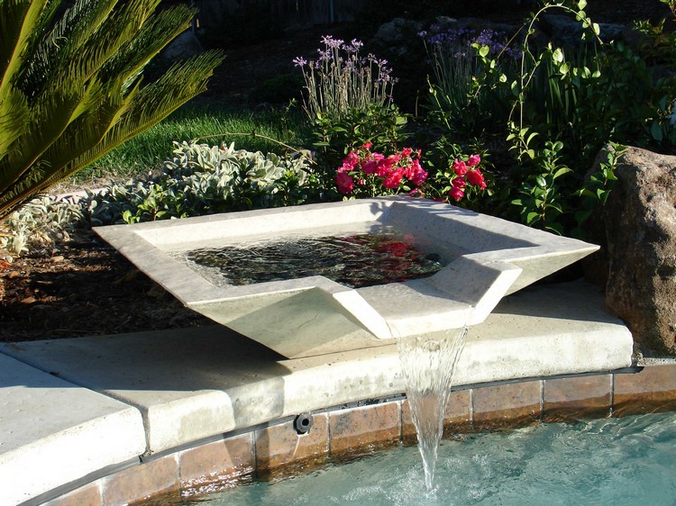 Fontaine d'eau décorative avec cascade minimaliste pour la décoration  d'intérieur de jardin. Parfait pour décorer un bureau à domicile ou un  espace de