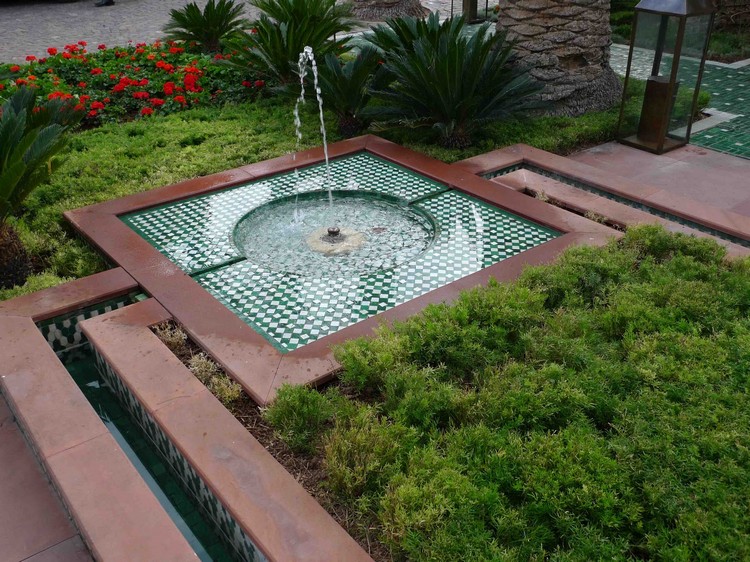 Fontaine d'eau décorative avec cascade minimaliste pour la décoration  d'intérieur de jardin. Parfait pour décorer un bureau à domicile ou un  espace de