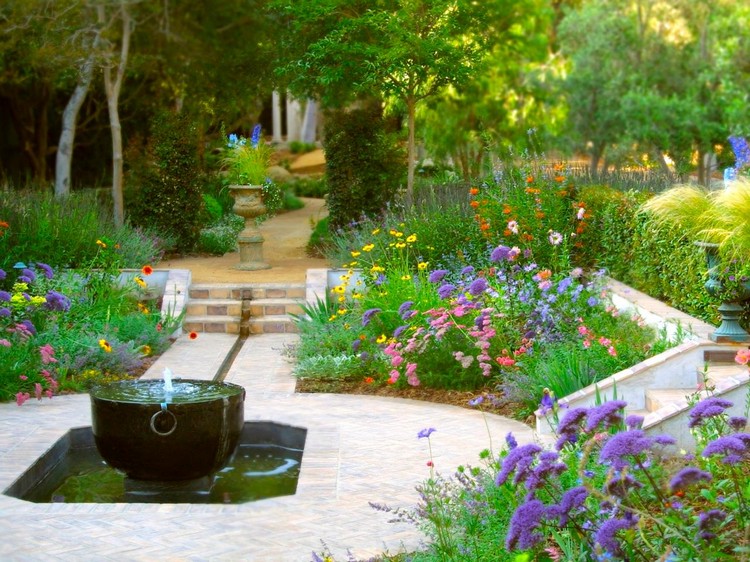 fontaine-extérieure-jardin-classique-contenant-métallique-bassin
