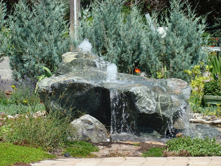 fontaine extérieure de jardin pierre-naturelle-grise-déco-rustique