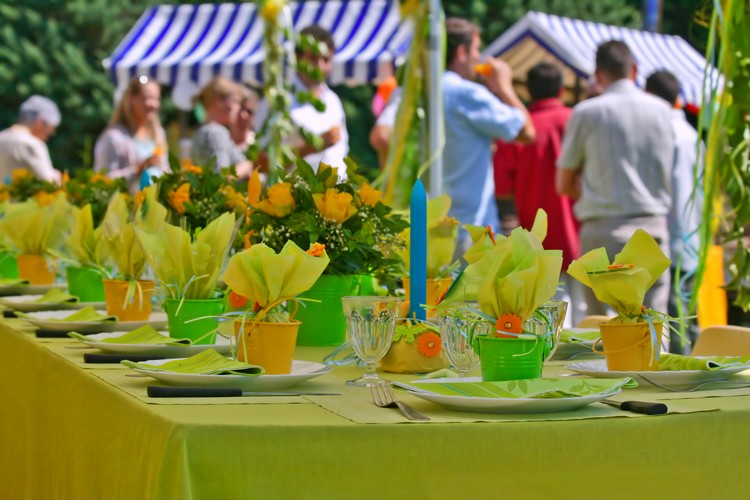 garden party ambiance-peps-nappe-verte-couverts