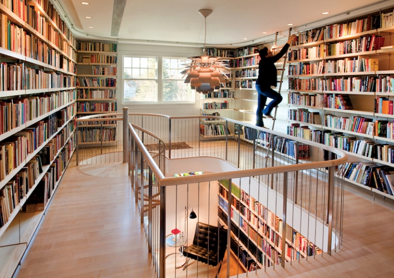 grande-bibliothèque-déco-sol-plafond-avec-échelle-coulissante