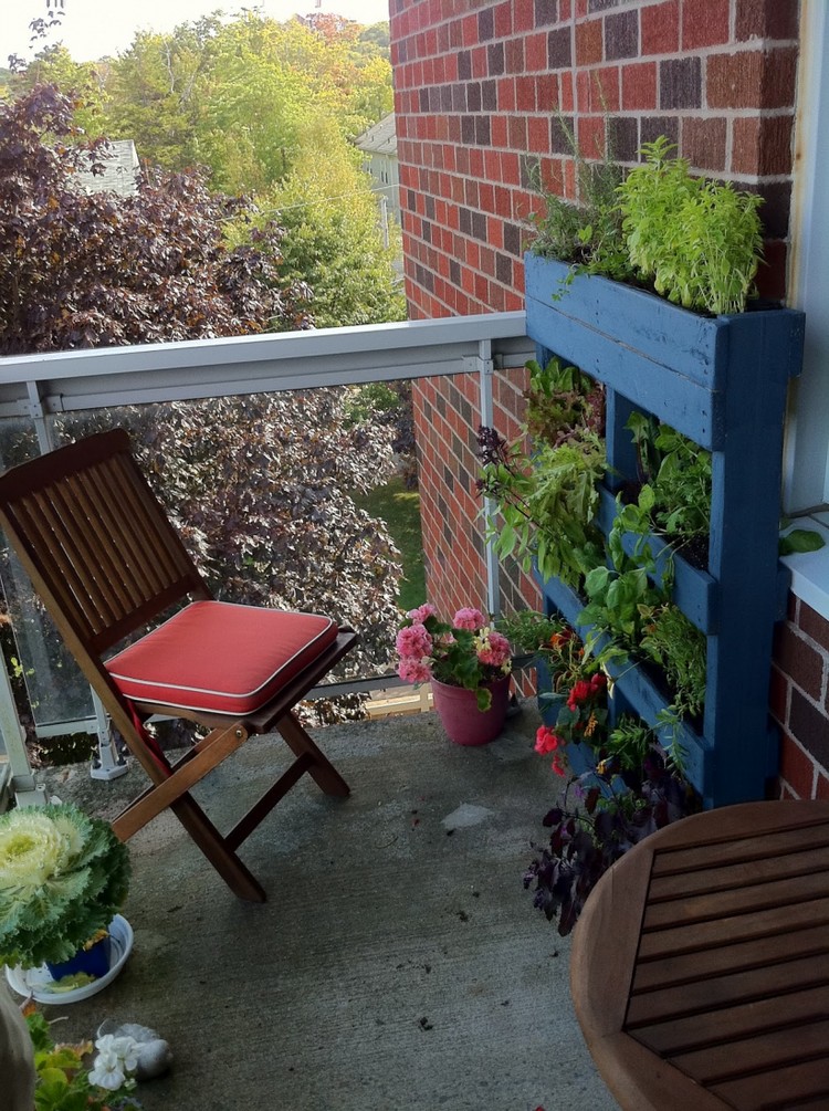 herbes-aromatiques-balcon-jardin-vertical-chaise-bois