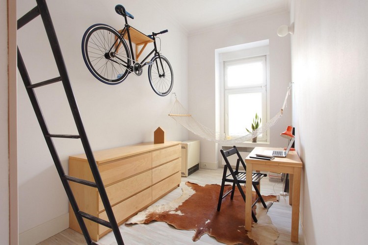 idée-aménagement-studio-échelle-peinture-blanche-vélo