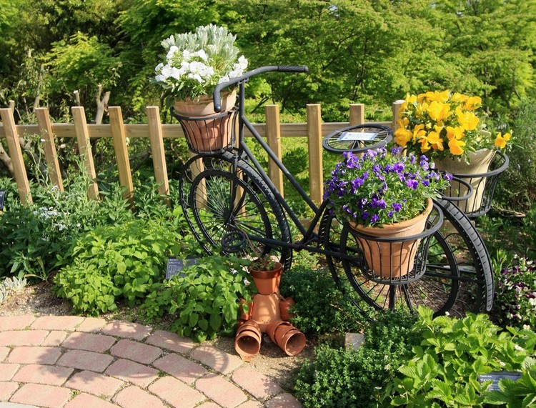 jardin-ornement-allée-pavés-vélo-végétalisé-pots-fleurs