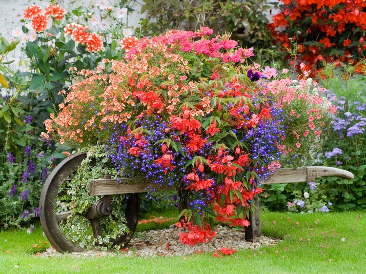 jardin-ornement-fleurs-colorées-chariot-décoratif-bois