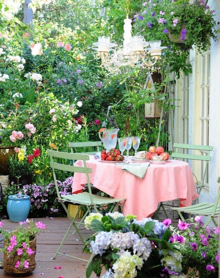 jardin d'ornement terrasse-extéirieure-mobilier-métal-fleurs-pots