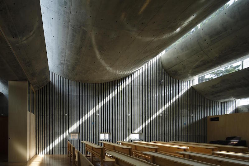 lumière-naturelle-plafond-Shonan-Christ-Church-Japon-Takeshi-Hosaka-Architects