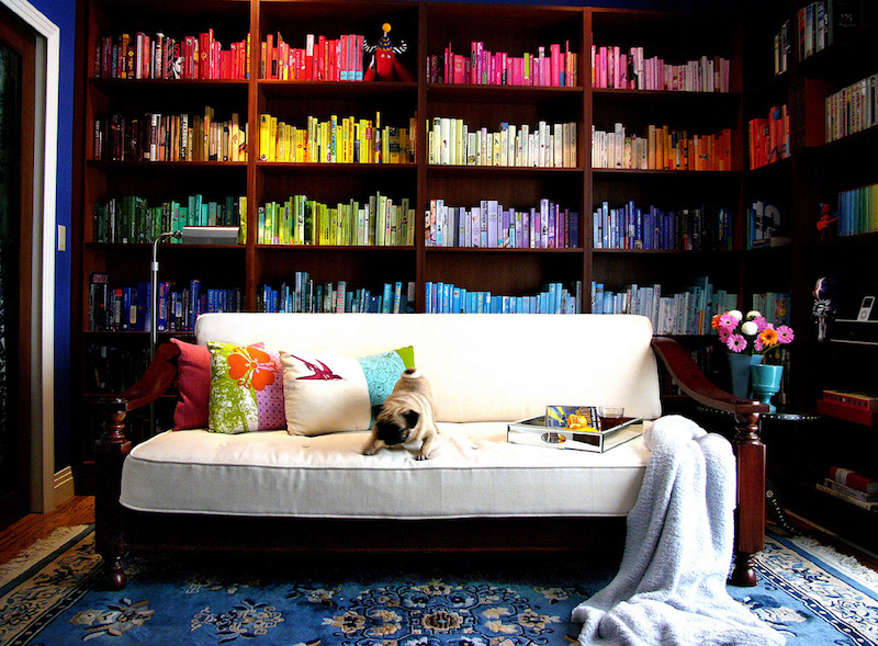meuble-bibliothèque-déco-livres-rangés-par-couleurs-arc-en-ciel