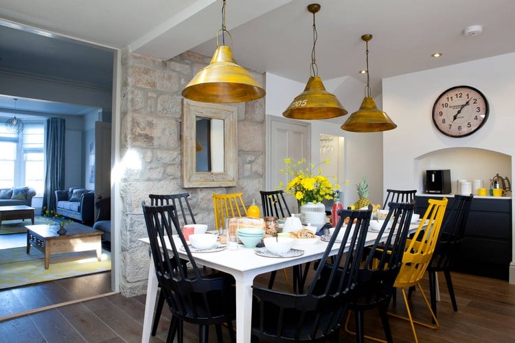 meuble-salle-manger-moderne-colorée-luminaires-jaune