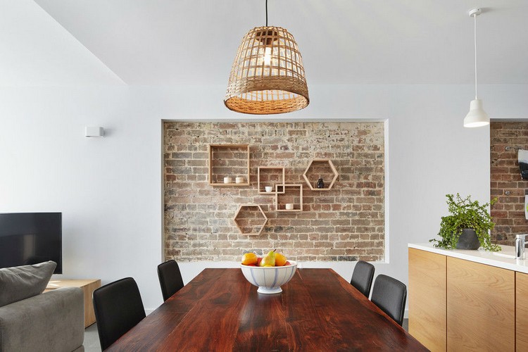 meuble-salle-manger-moderne-suspensions-mur-brique