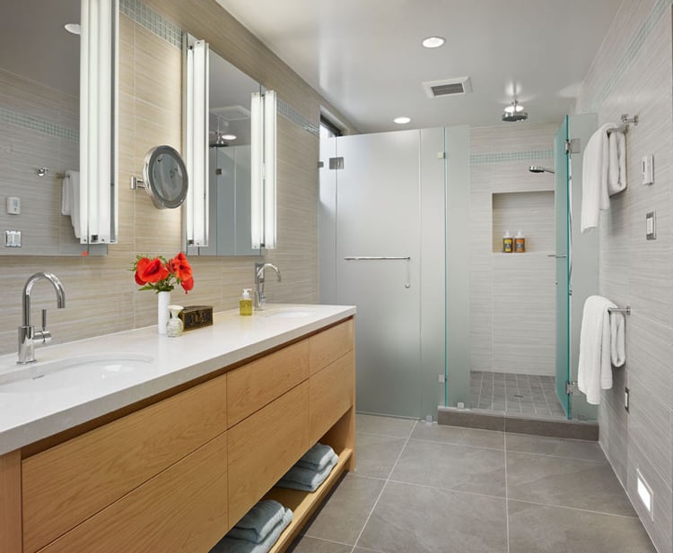 meuble sous lavabo salle de bain -bois-massif-tiroirs-étagère-ouverte-miroir-lumineux-carrelage-gris