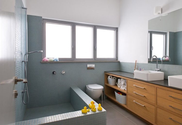 meuble sous lavabo salle de bain -bois-massif-tiroirs-étagères-ouvertes-mosaique-bleue