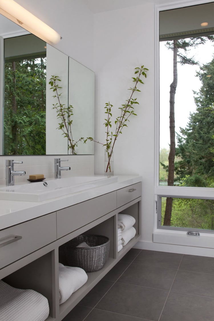 meuble sous lavabo salle de bain -gris-clair-tiroirs-étagères-ouvertes-carrelage-sol-gris