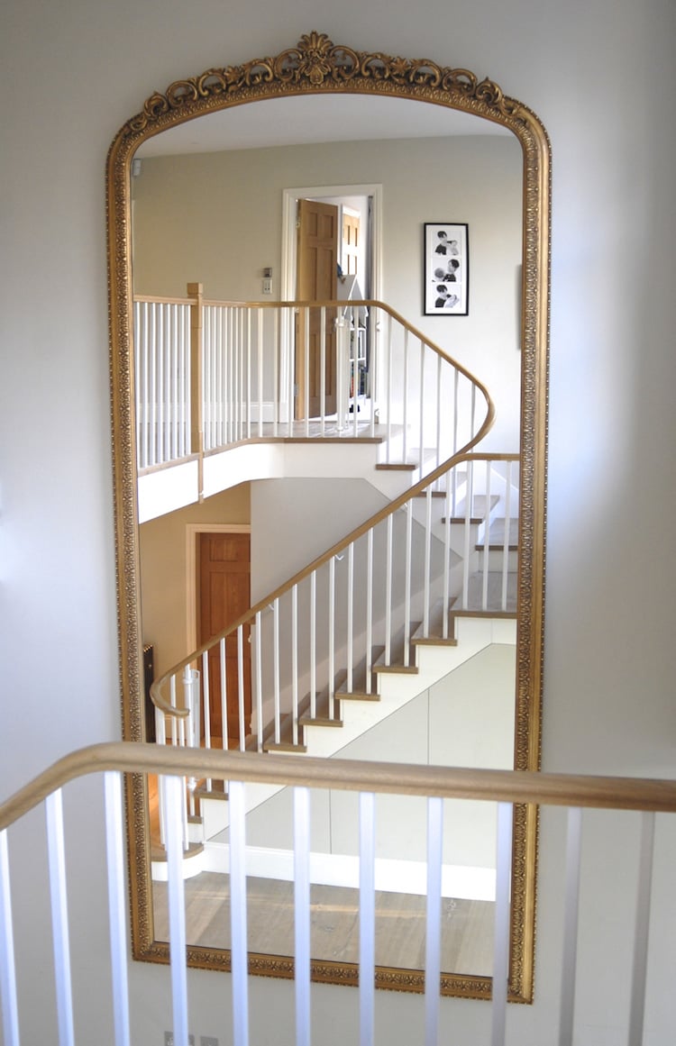 miroir-couloir-accrocher-mur-cage-escalier-face-porte
