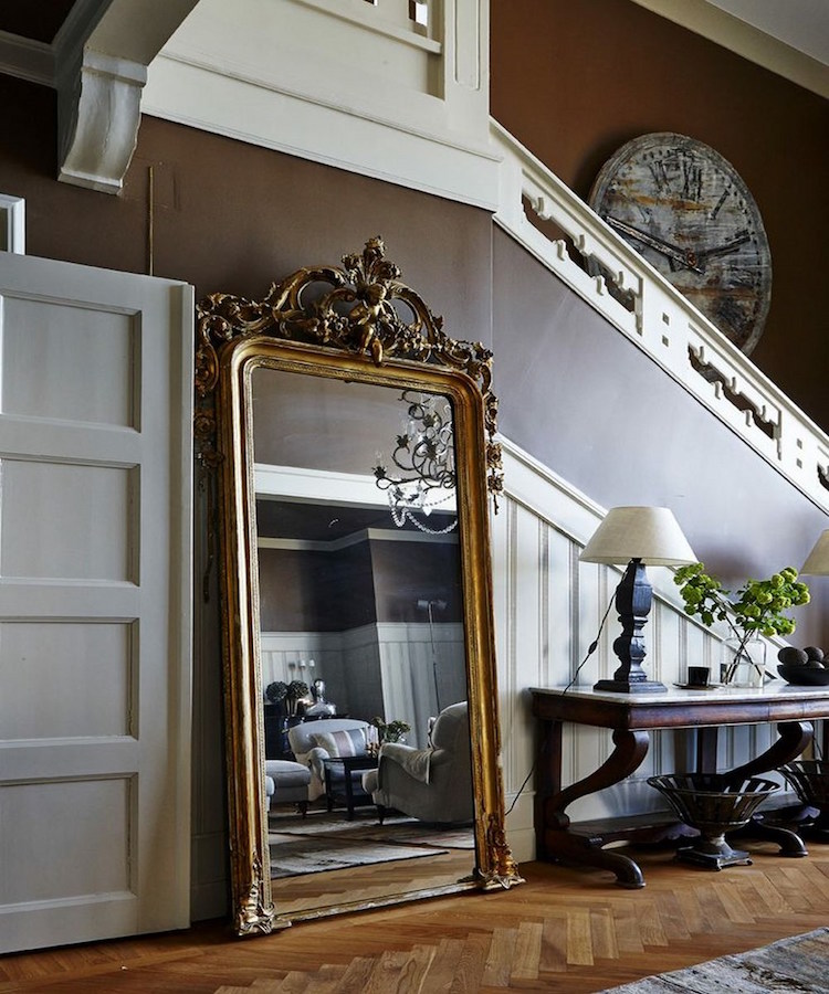 miroir-couloir-antique-poser-sol-ornements-baroques-opulents