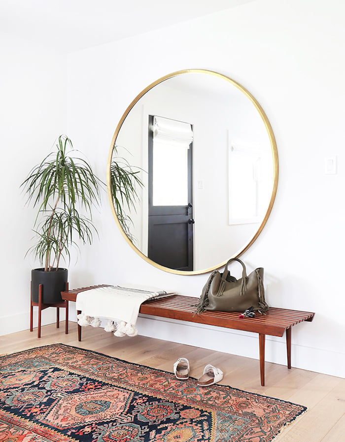 miroir-couloir-rond-style-vintage-cadre-doré-kilim-banc-ajouré