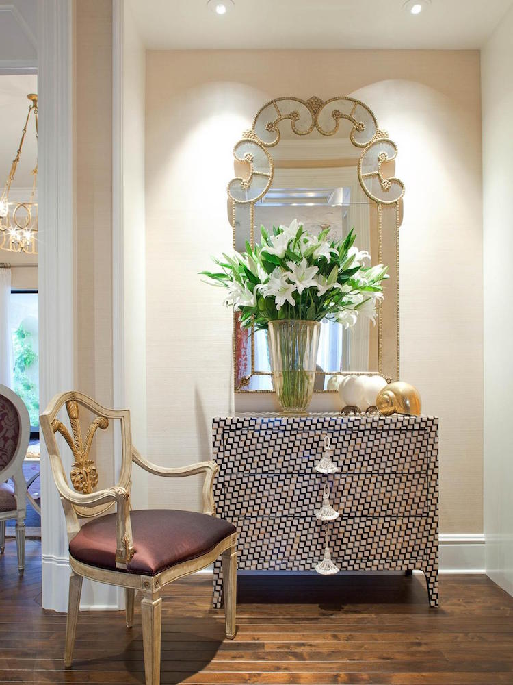 miroir-couloir-verre-Venise-bouquet-lys-blanc-commode-chaise