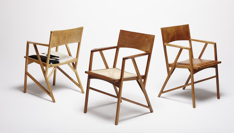 mobilier-contemporain-design-chaises-bois-assise-peau-vache-tissu-cuir-cognac-Atibaia