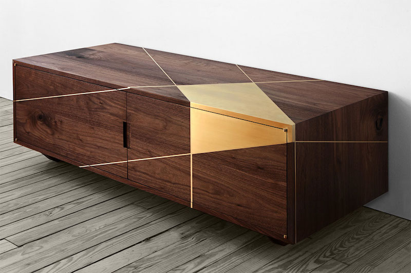 mobilier-contemporain-meuble-bas-noyer-massif-incrusté-laiton-Anamorphic-Console-Asher-Israelow