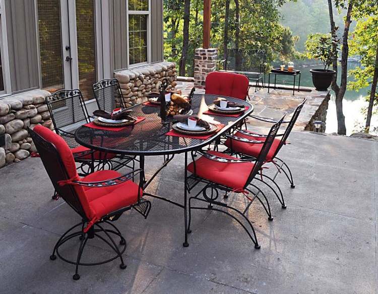Mobilier de jardin en fer forgé bonne mine et entretien facile Table a manger en fer