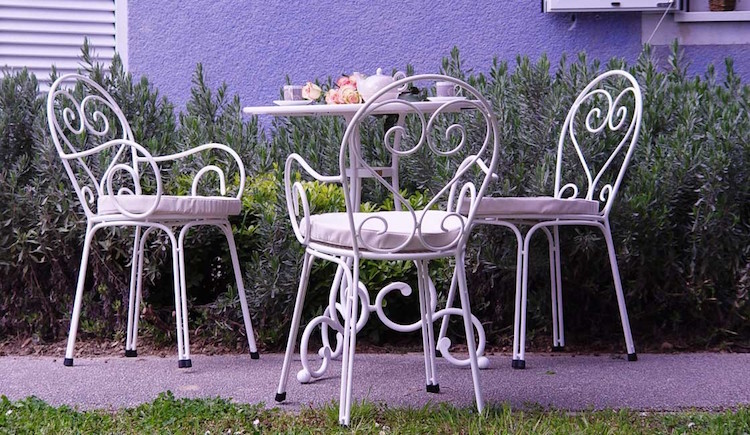 mobilier de jardin en fer forgé blanc- chaises-bistrot-classiques-table