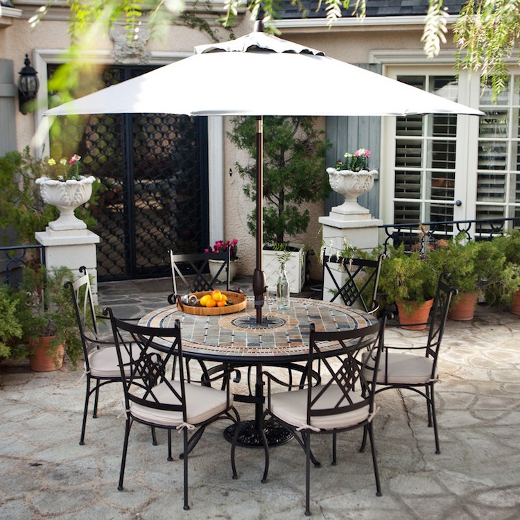 mobilier de jardin en fer forgé et mosaique-table-ronde-trou-parasol-chaises