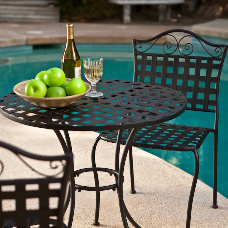 mobilier de jardin en fer forgé- table-ronde-chaises-motif-bandes-tressées