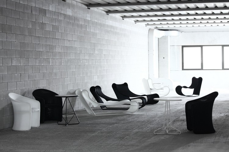 mobilier-jardin-haut-gamme-fauteuils-noir-blanc-table-appoint