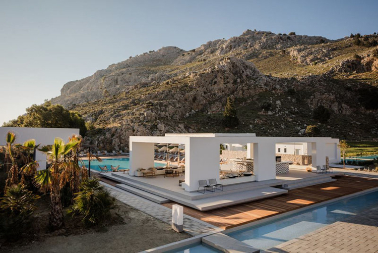 mur en pierre apparente -terrasse-bois-moderne-grande-piscine