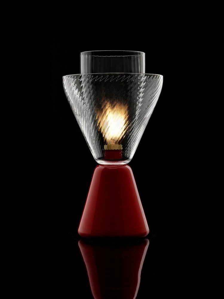 objets-déco-design-lampe-originale-rouge-mat-verre