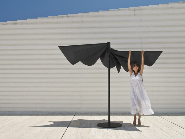 parasol jardin -design-mât-noir-partie-ombrante-tissu-noir-om-calma